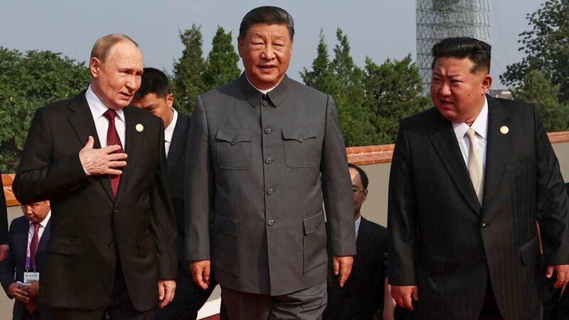 中国国家主席习近平(中)、俄罗斯总统普廷(左)、北韩领导人金正恩(右),9月3日出席中国九三大阅兵。(美联社资料照) 中国国家主席习近平(中)、俄罗斯总统普廷(左)、北韩领导人金正恩(右),9月3日出席中国九三大阅兵。(美联社资料照)