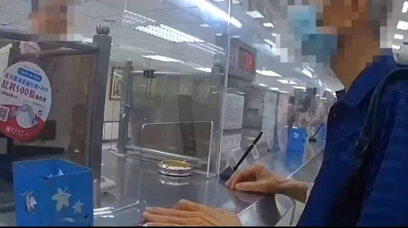 警方与行员联手阻止邱姓老翁被骗。(记者王冠仁翻摄) 警方与行员联手阻止邱姓老翁被骗。(记者王冠仁翻摄)