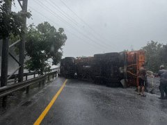 砂石车行经万瑞快速道路突90度翻覆 砂石散落乘客伤