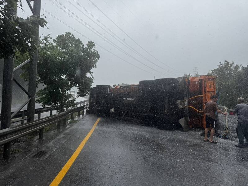 砂石车90度翻覆,横躺在快速道路内侧车道上。(记者吴升儒翻摄) 砂石车90度翻覆,横躺在快速道路内侧车道上。(记者吴升儒翻摄)