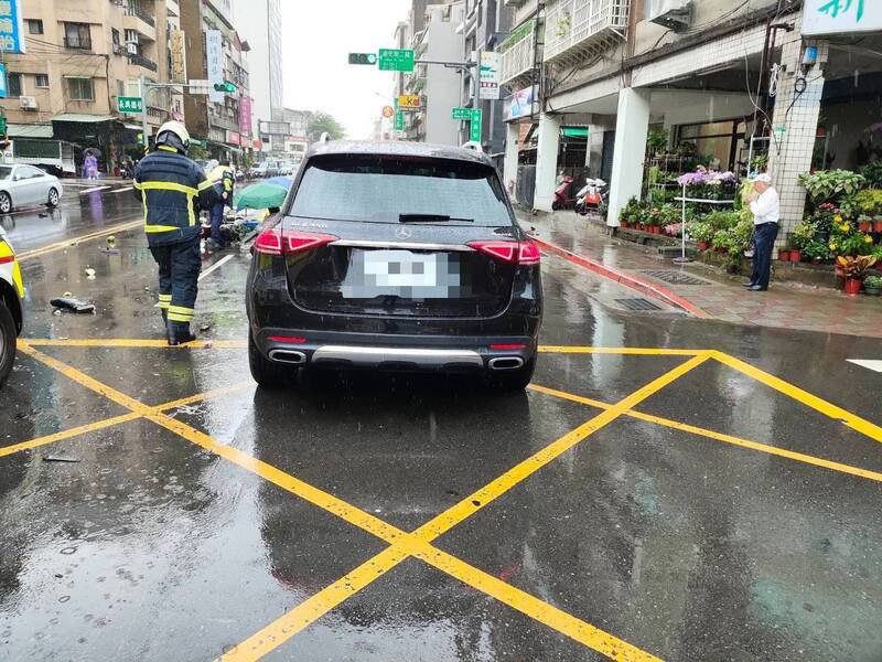 救护人员到场救援。(记者王冠仁翻摄) 救护人员到场救援。(记者王冠仁翻摄)