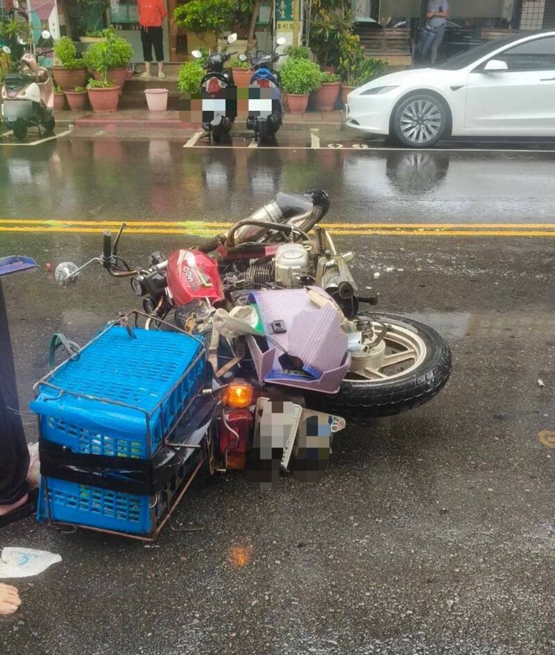 黄姓老翁骑车载蔡姓妻子外出,不慎与宾士休旅车撞上,黄翁送医不治。(记者王冠仁翻摄) 黄姓老翁骑车载蔡姓妻子外出,不慎与宾士休旅车撞上,黄翁送医不治。(记者王冠仁翻摄)