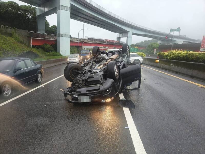 轿车180度翻覆,四轮朝天。(记者吴升儒翻摄) 轿车180度翻覆,四轮朝天。(记者吴升儒翻摄)