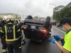 疑天雨路滑酿祸 国1轿车翻覆四轮朝天