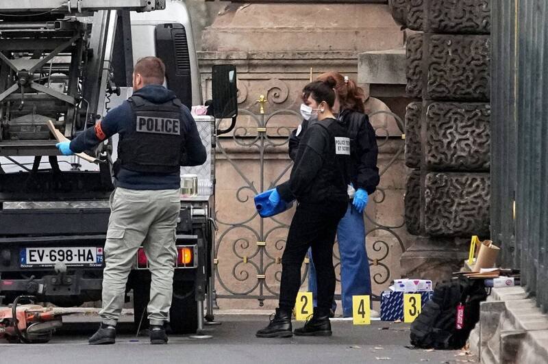 巴黎罗浮宫发生窃案,警察正在进行调查。(美联社) 巴黎罗浮宫发生窃案,警察正在进行调查。(美联社)