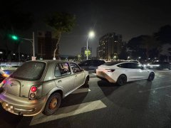 高雄无照男偷车蛇行撞特斯拉  警方逮捕法办再开罚