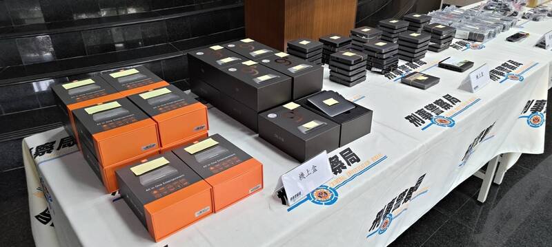 警方查扣机上盒等证物。(警方提供) 警方查扣机上盒等证物。(警方提供)