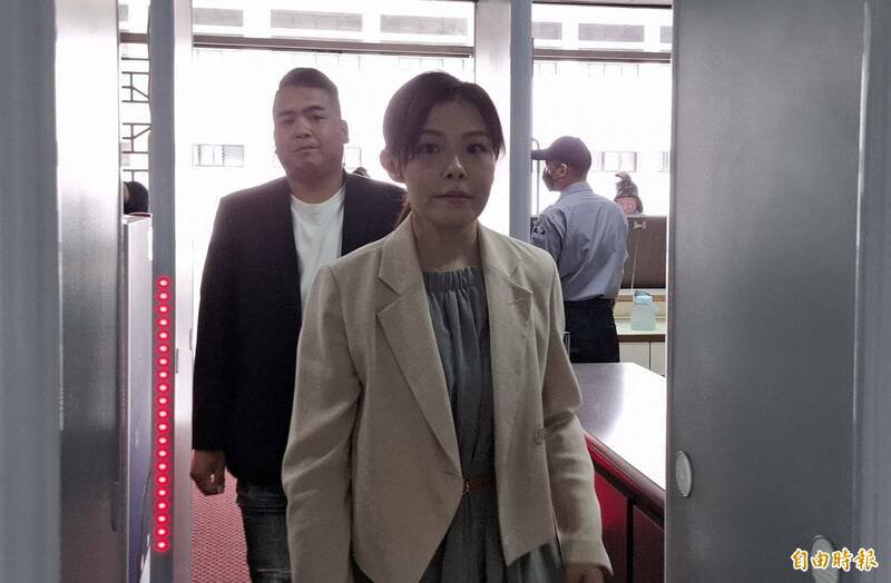旅美教授「翁达瑞」不满停职中的新竹市长高虹安诬告行为损害其名誉,求偿958万元,一审判陈败诉,陈不服上诉,高等法院今下午传唤两造审理。(记者杨国文摄) 旅美教授「翁达瑞」不满停职中的新竹市长高虹安诬告行为损害其名誉,求偿958万元,一审判陈败诉,陈不服上诉,高等法院今下午传唤两造审理。(记者杨国文摄)