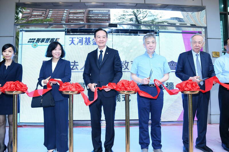 刑事局获天河教育基金会捐赠透明LED电视墙。(图由刑事局提供) 刑事局获天河教育基金会捐赠透明LED电视墙。(图由刑事局提供)
