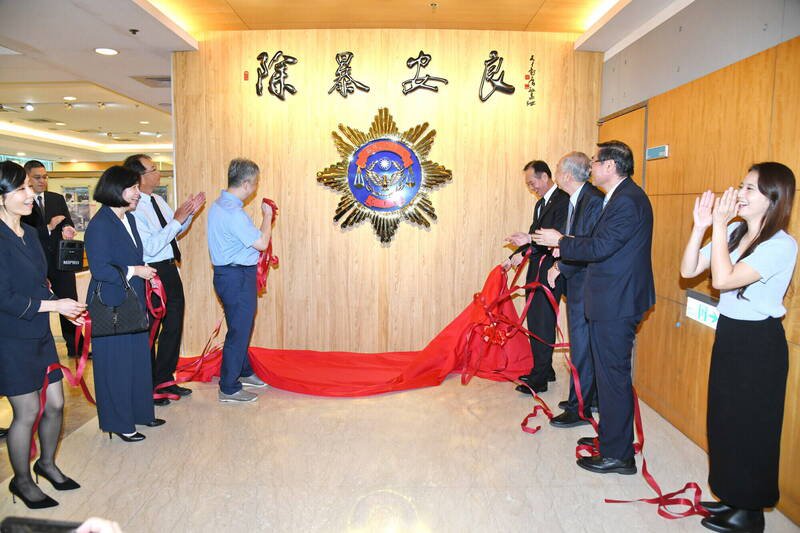 知名书画大师李毂摩赠予墨宝「除暴安良」给刑事局。(图由刑事局提供) 知名书画大师李毂摩赠予墨宝「除暴安良」给刑事局。(图由刑事局提供)