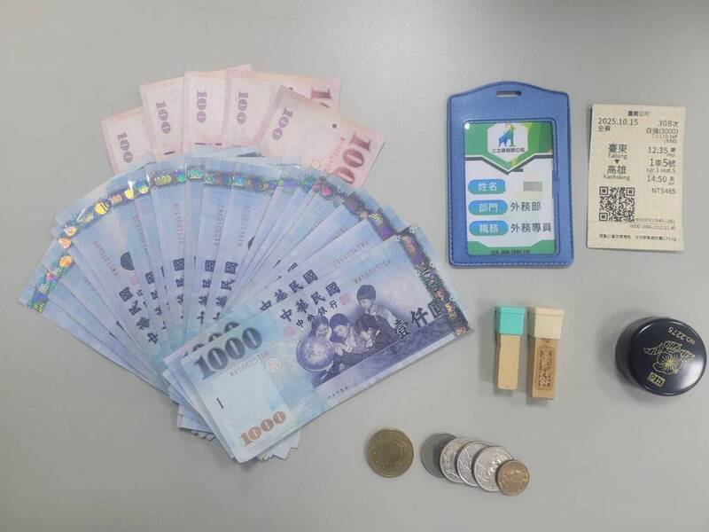 警方起出车手诈骗所得及假证件。(屏东警分局提供) 警方起出车手诈骗所得及假证件。(屏东警分局提供)