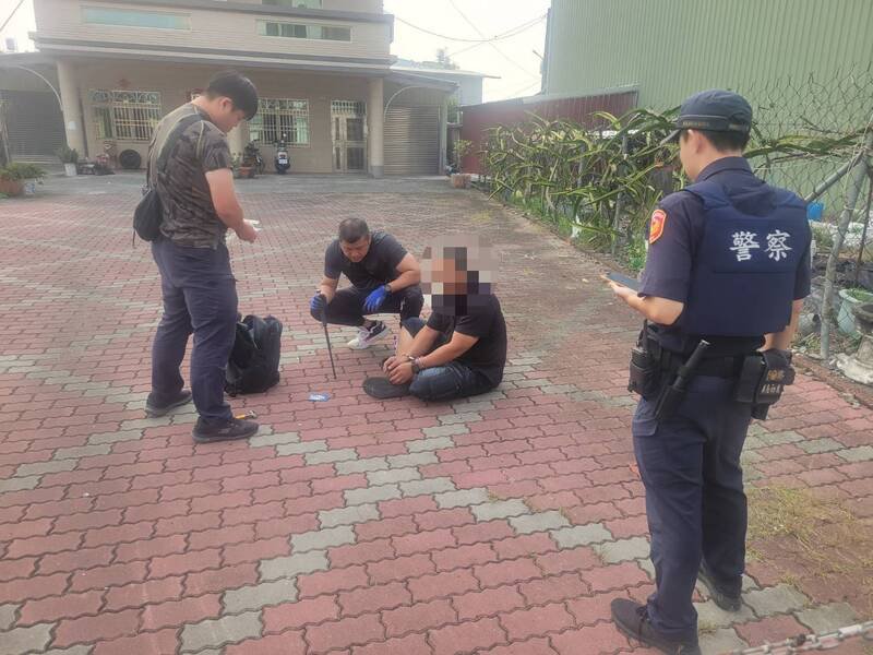警方在海丰路逮捕诈骗车手。(屏东警分局提供) 警方在海丰路逮捕诈骗车手。(屏东警分局提供)