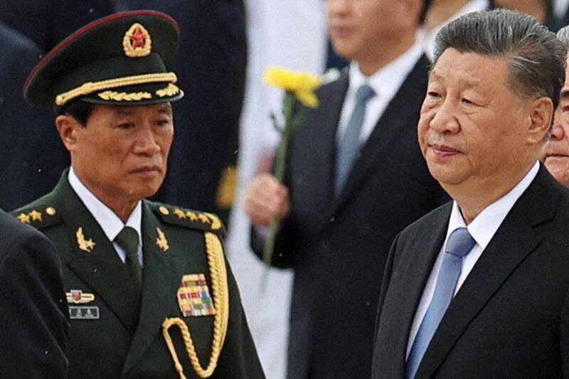 中共四中全会20日召开,由于军委副主席何卫东等9名上将近日落马,再加上之前出事的高层,港媒估计这次至少会递补12名中央委员。图为习近平和何卫东去年在天安门同框。(路透) 中共四中全会20日召开,由于军委副主席何卫东等9名上将近日落马,再加上之前出事的高层,港媒估计这次至少会递补12名中央委员。图为习近平和何卫东去年在天安门同框。(路透)