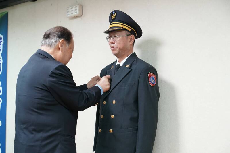 澎湖县长陈光复,为晋升人员授阶。(澎湖县政府提供) 澎湖县长陈光复,为晋升人员授阶。(澎湖县政府提供)
