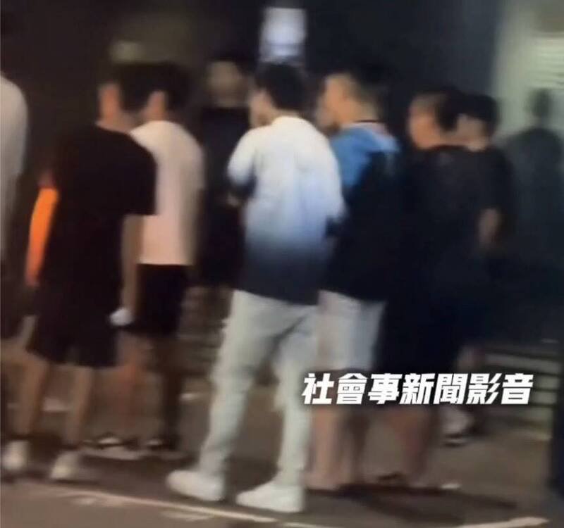 旁边挤满一票民众围观。(撷自「社会事新闻影音」) 旁边挤满一票民众围观。(撷自「社会事新闻影音」)