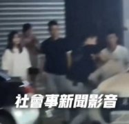 一中商圈格斗赛！2男当街对决互殴 一票吃瓜民众围观网笑翻