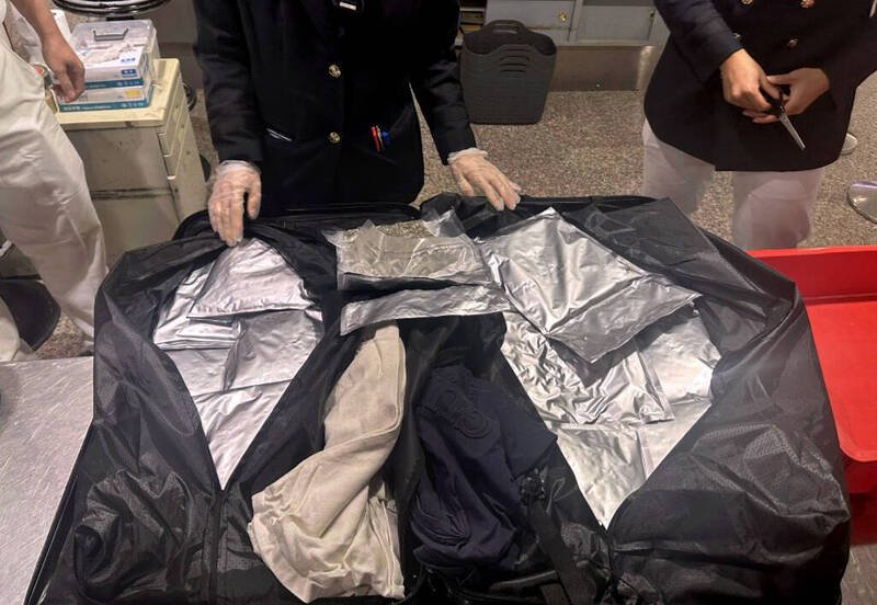 林女今年七月间自泰国曼谷入境桃园国际机场,被查获12公斤第二级毒品大麻,市值初估逾新台币2千万元。(航警局提供) 林女今年七月间自泰国曼谷入境桃园国际机场,被查获12公斤第二级毒品大麻,市值初估逾新台币2千万元。(航警局提供)