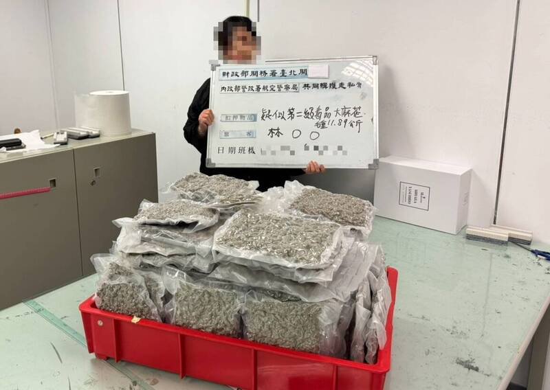 林女今年七月间自泰国曼谷入境桃园国际机场,被查获12公斤第二级毒品大麻,市值初估逾新台币2千万元。(航警局提供) 林女今年七月间自泰国曼谷入境桃园国际机场,被查获12公斤第二级毒品大麻,市值初估逾新台币2千万元。(航警局提供)