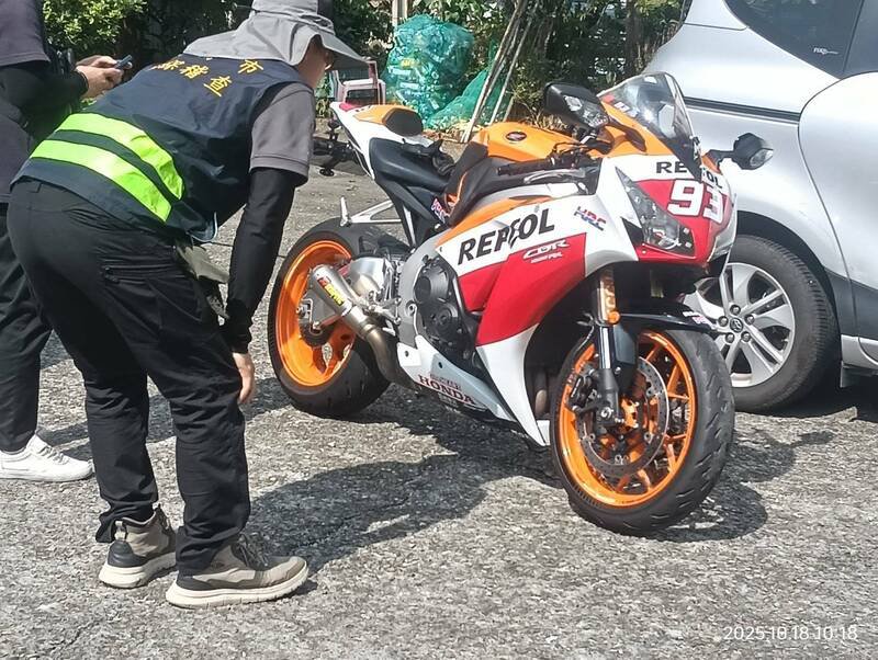 白河、东山山区道路周休假日常见重机出游,白河警连2日路检,查获各式违规不法共36件。(图由警方提供) 白河、东山山区道路周休假日常见重机出游,白河警连2日路检,查获各式违规不法共36件。(图由警方提供)