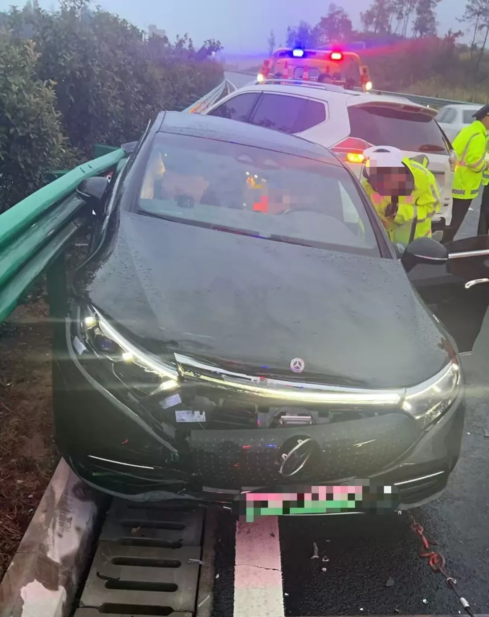 投保52万奔驰被追尾近乎报废,为啥保险只赔24万?