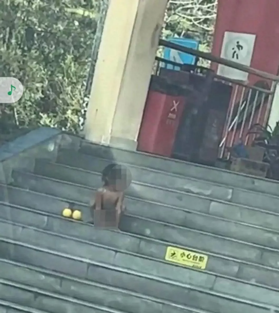 家人同意不让野人小孩赤裸爬行，关键疑点还没查清