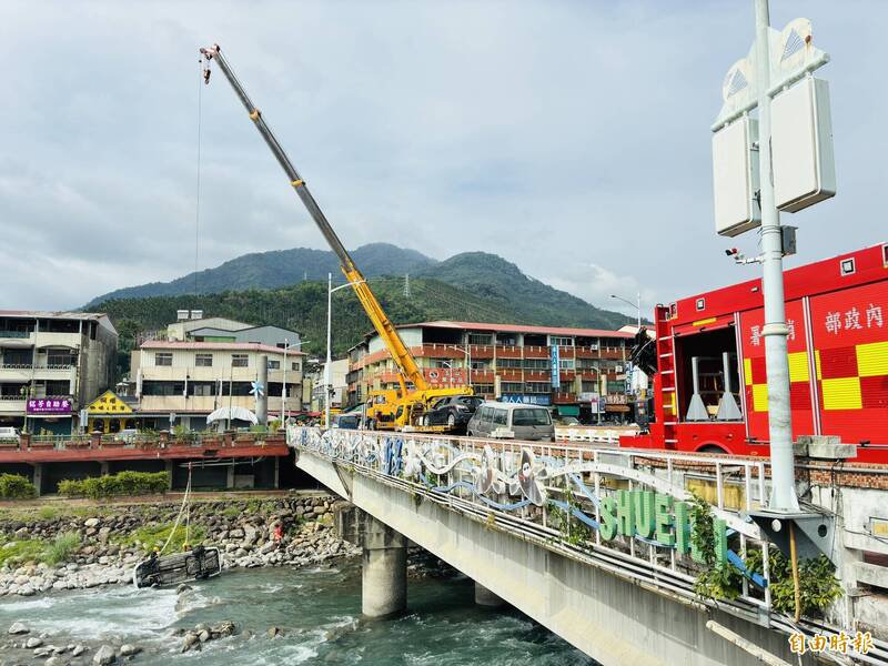 南投水里溪赫见汽车卡溪底，系因消防署特搜队在此进行洪灾演练。（记者刘滨铨摄）