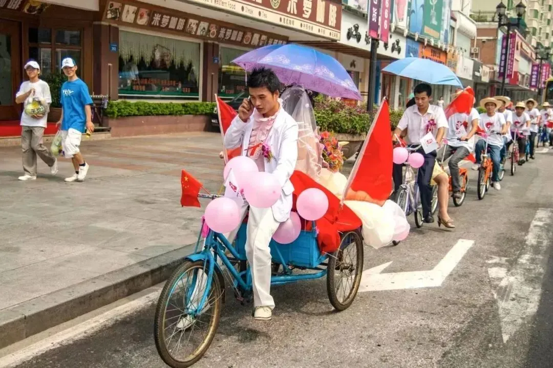 2008年8月10日,广东东莞 打工人在举行自行车婚礼