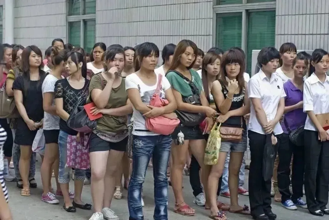 2011年8月2日,广东省东莞市。参加求职的打工者正在等候面试。