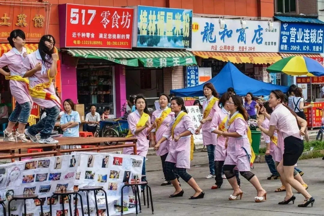 女工们下班后参加化妆培训,培训班让他们先跳舞。