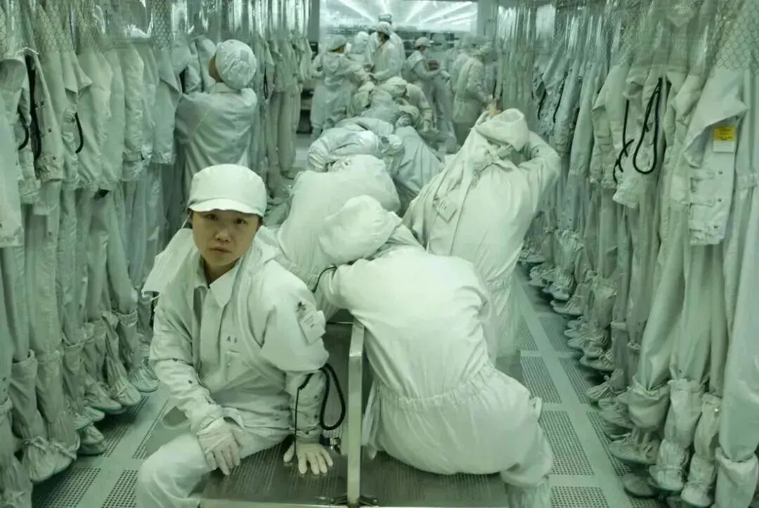 《工间休息》 广东东莞,电子厂工人在更衣室休息