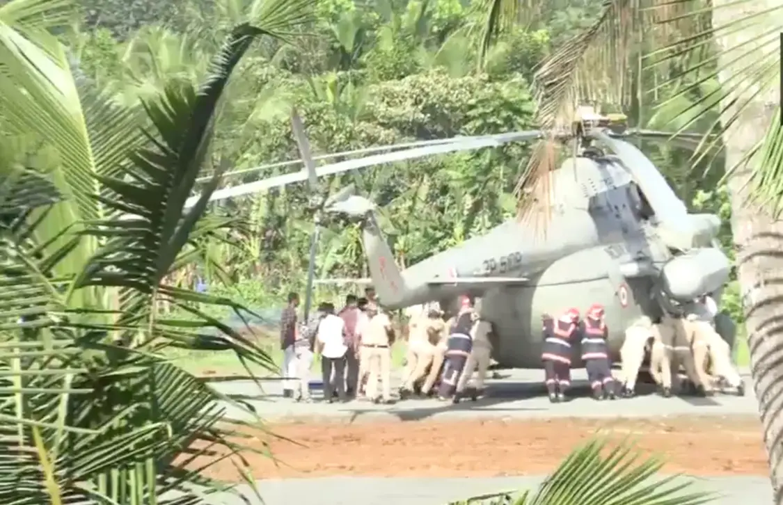 印总统直升机降落时停机坪突发塌陷 上演徒手推离