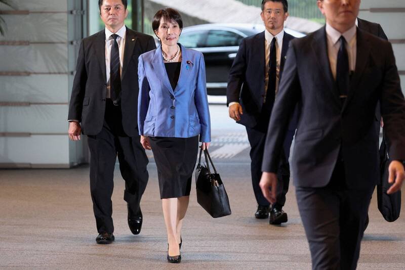 日本首相高市早苗上任后人气直线上升,网路的讨论度极高,她使用的公事包,也是日本皇室御用的品牌,网友表示,有预感会激起一波买气。(路透) 日本首相高市早苗上任后人气直线上升,网路的讨论度极高,她使用的公事包,也是日本皇室御用的品牌,网友表示,有预感会激起一波买气。(路透)