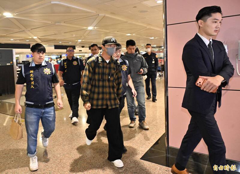 检察官粘鑫（右）赴桃园机场，率新北市刑大干员拘提闪兵艺人坤达。（记者刘信德摄）