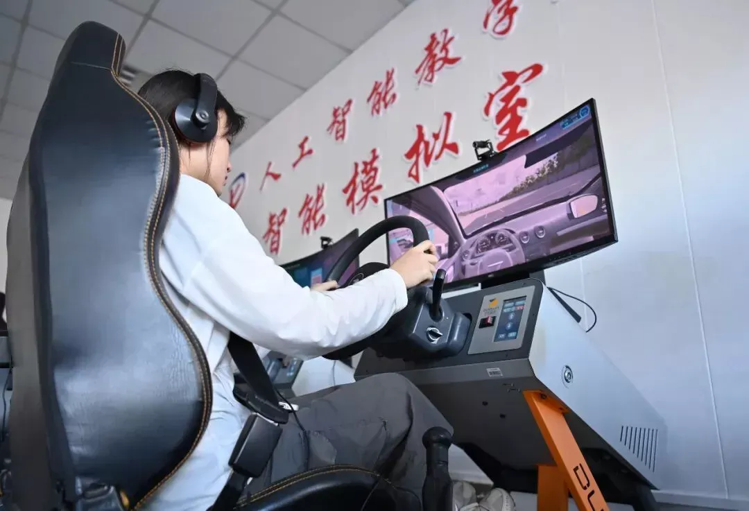 7月2日,学员在智能驾驶模拟室通过智能驾驶舱模拟机练习 / 新华社发(包康轩 摄)