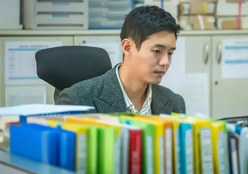 民办大学教师的科研压力相对小,但面临的不确定性也更大 /《黑狗》剧照