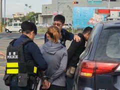 7男女挤1车遇盘查开门狂奔 警追逮发现4失联移工