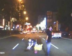 暖心!喵星人遭撞倒路中 警徒手抱猫避2次撞击