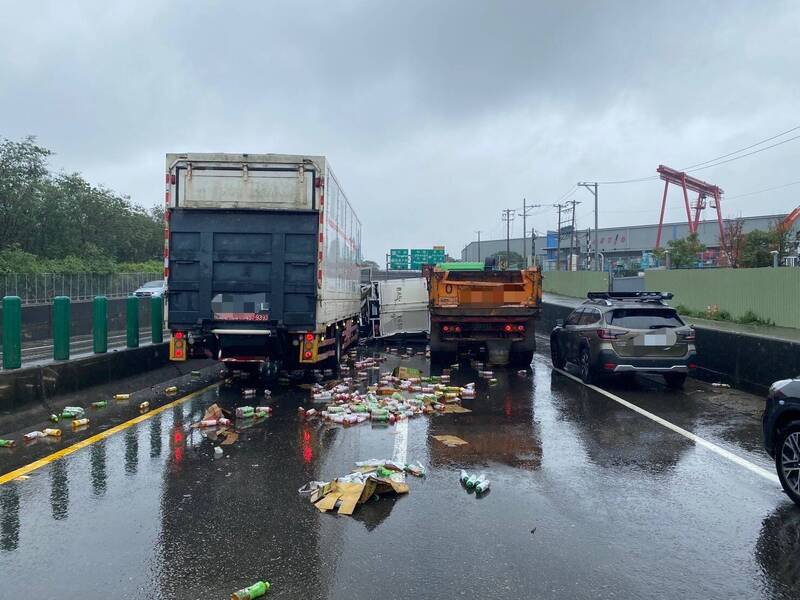 3辆车碰撞,车祸现场一片凌乱。(警方提供) 3辆车碰撞,车祸现场一片凌乱。(警方提供)