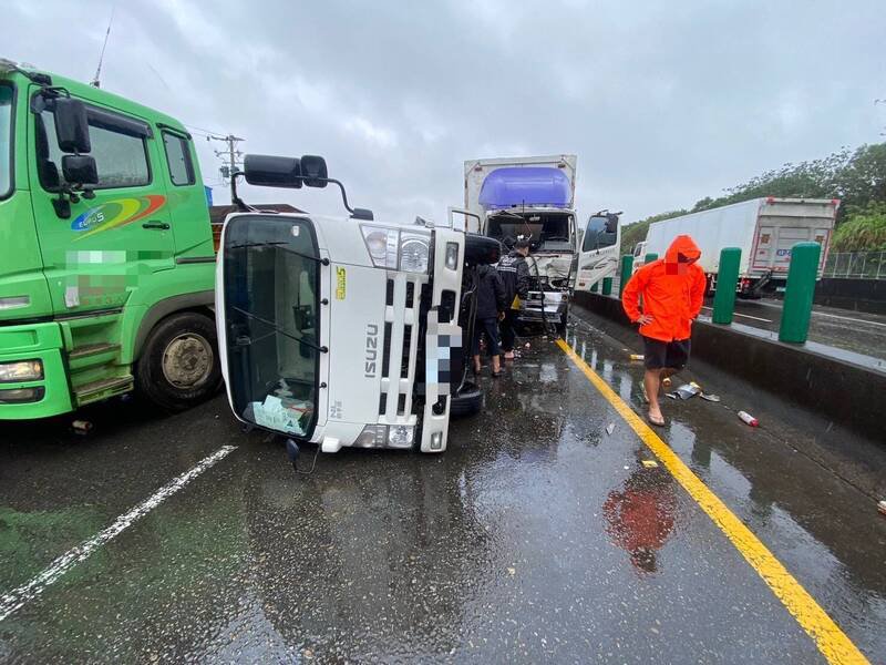 王姓男子驾驶货车追撞砂石车,又侧撞另1辆大货车。(警方提供) 王姓男子驾驶货车追撞砂石车,又侧撞另1辆大货车。(警方提供)