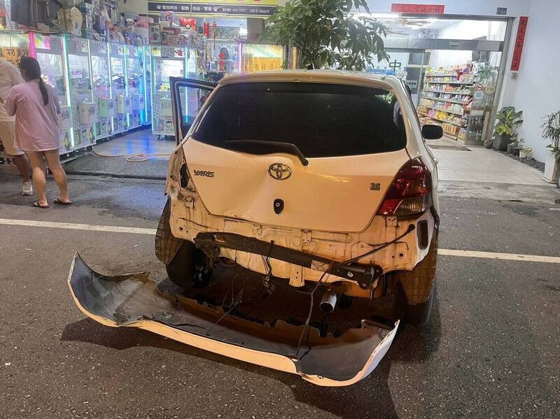 南投埔里发生轿车连撞4汽、机车肇逃案,并造成1名掀背车的驾驶受伤。(埔里警方提供) 南投埔里发生轿车连撞4汽、机车肇逃案,并造成1名掀背车的驾驶受伤。(埔里警方提供)