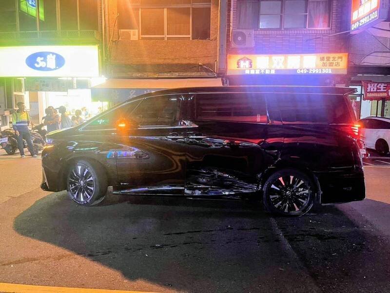 南投埔里发生轿车连撞4汽、机车肇逃案,造成1名驾驶受伤,其中还波及1辆俗称「运兵车」的高级商旅车。(埔里警方提供) 南投埔里发生轿车连撞4汽、机车肇逃案,造成1名驾驶受伤,其中还波及1辆俗称「运兵车」的高级商旅车。(埔里警方提供)