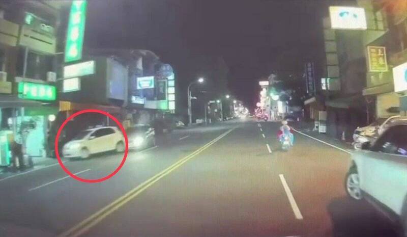 南投埔里发生轿车连撞4汽、机车肇逃案,其中1辆掀背车遭追撞(红圈处),造成1名驾驶受伤。(埔里警方提供) 南投埔里发生轿车连撞4汽、机车肇逃案,其中1辆掀背车遭追撞(红圈处),造成1名驾驶受伤。(埔里警方提供)