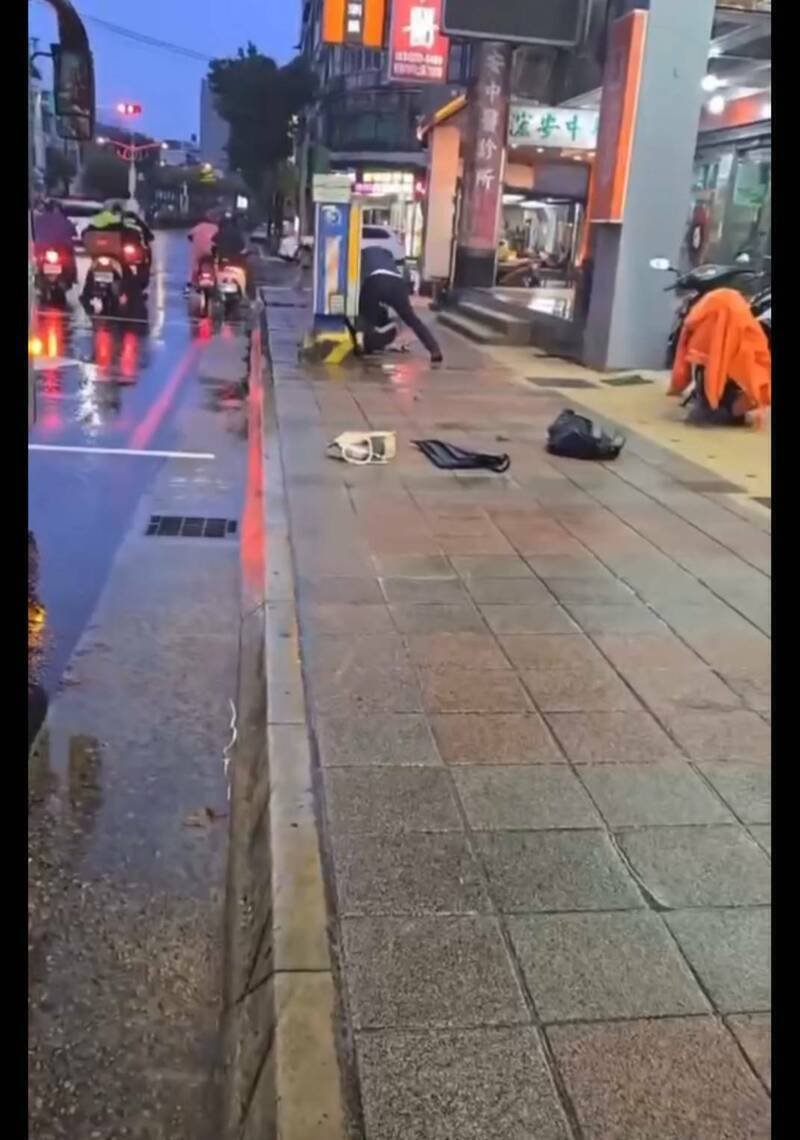 桃园客运刘姓司机殴打黄姓高中生,学生被打到口鼻流血。(撷取自网路) 桃园客运刘姓司机殴打黄姓高中生,学生被打到口鼻流血。(撷取自网路)