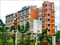 网红闯废弃校舍探险  自小客上惊见男尸