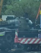 勇虎战车履带断裂抛锚  台1线竹北新丰路段大塞车
