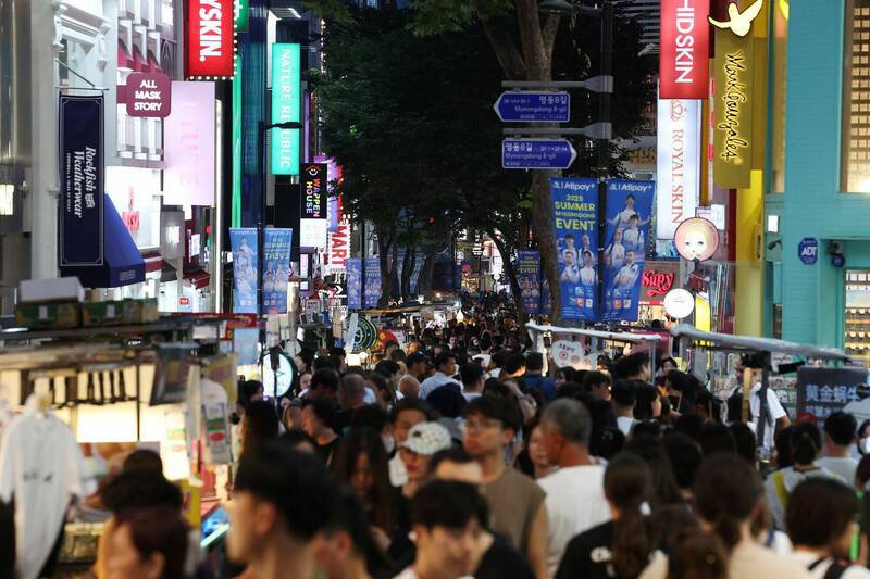 南韩首尔明洞是观光热区、也是当地极右派人士举行反中抗议的主场。图为今年8月5日拍摄的入夜后游人如织的明洞。(路透) 南韩首尔明洞是观光热区、也是当地极右派人士举行反中抗议的主场。图为今年8月5日拍摄的入夜后游人如织的明洞。(路透)