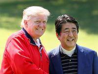 已故前日本首相安倍晋三(右)2019年5月接待来访的美国总统川普(左),在高尔夫球场挥杆。(法新社档案照) 已故前日本首相安倍晋三(右)2019年5月接待来访的美国总统川普(左),在高尔夫球场挥杆。(法新社档案照)