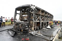 印度夜间巴士遭机车追撞火烧车 至少25人罹难