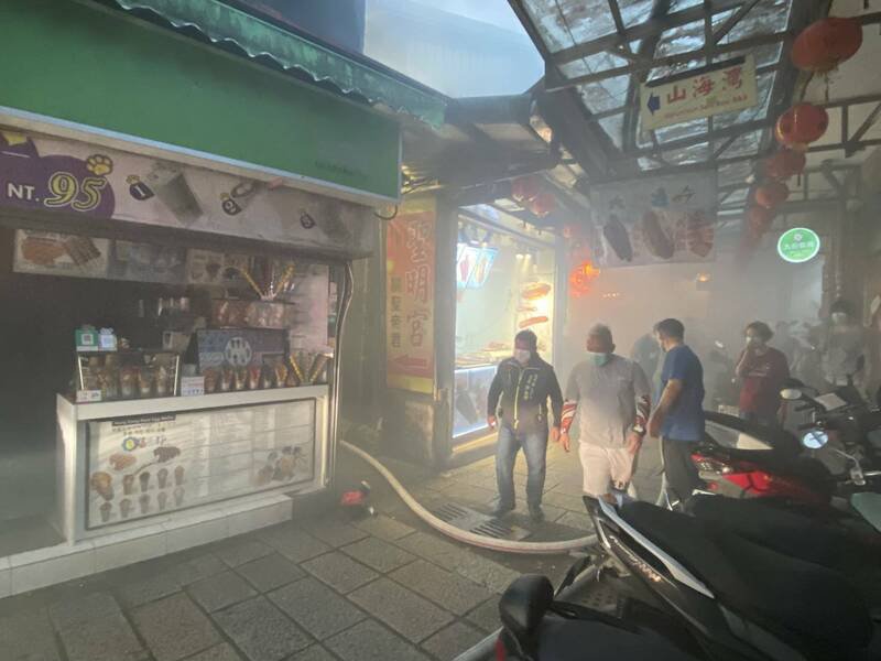 新北市瑞芳区九份老街一间甜品店2楼民宅，下午近5时许发生火警。（记者林嘉东翻摄）