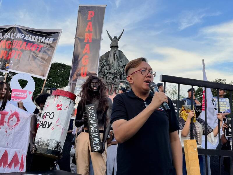 菲律宾学生与青年涌上奎松市乙沙大道,在「人民力量革命」纪念碑前扮鬼示威。(撷取自Akbayan Partylist脸书) 菲律宾学生与青年涌上奎松市乙沙大道,在「人民力量革命」纪念碑前扮鬼示威。(撷取自Akbayan Partylist脸书)
